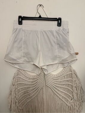 Lululemon hotty hot White Women’s Athletic Shorts - Lightweight size 8